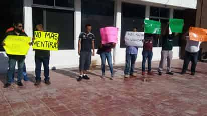 El día de ayer los manifestantes solicitaron a la actual Administración que se les pague su finiquito. (EL SIGLO DE TORREÓN)