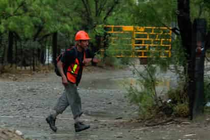 Continúan realizando labores de bombeo de agua, exploración y limpieza de los pozos. (EL UNIVERSAL)