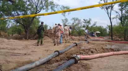 Un abrupto incremento en los niveles de agua en el pozo de carbón obstaculizó el domingo las labores de rescate de los 10 mineros. (EL SIGLO DE TORREÓN)