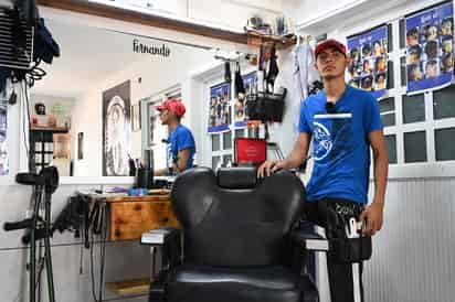 La Barbería Luiz XV, en la que labora Luis con su familia, se localiza en Calle José Agustín 127, fraccionamiento San Agustín. (VERÓNICA RIVERA)