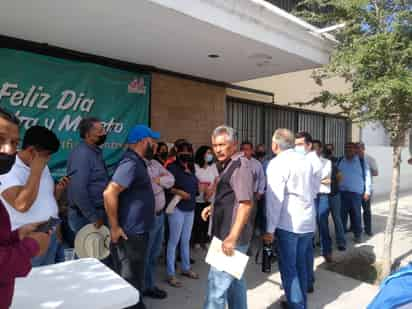 La protesta de las y los docentes se hizo al exterior de las oficinas de la Sección 35 del SNTE. (EL SIGLO DE TORREÓN)