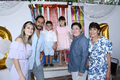 Romina y Rodrigo acompañados por papás, tía Vanessa Cabral y abuela Blanca Vázquez (EL SIGLO DE TORREÓN/FERNANDO COMPEÁN)