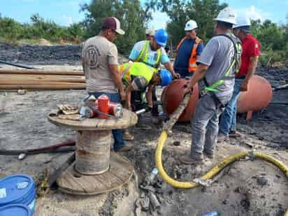 En el lugar del accidente se encuentran de manera permanente los titulares de la Secretaría de Gobierno y de la Secretaría del Trabajo del Estado de Coahuila. (EL SIGLO DE TORREÓN)