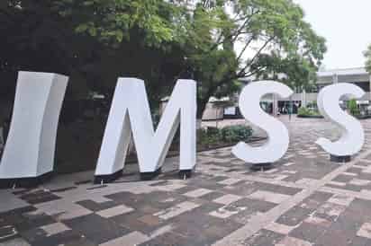 Padres de familia analizan la idea de presentar una amparo contra el IMSS para solicitar ayuda para su hija transexual.
