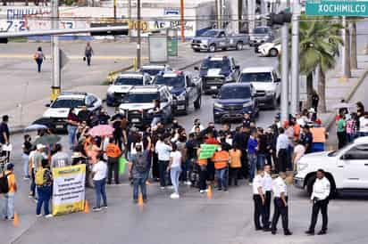 Con mucha molestia, docentes de la sección 35 del SNTE bloquearon ayer un tramo del bulevar Revolución, se trata de unas de las vialidades más transitadas por lo que hubo congestionamiento.