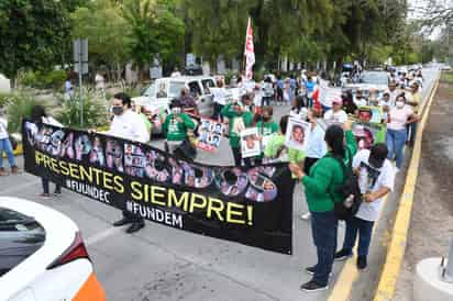 En pancartas, lonas y playeras, los grupos y familias de las víctimas mostraban las personas que aún continúan desaparecidas. (FERNANDO COMPEÁN)