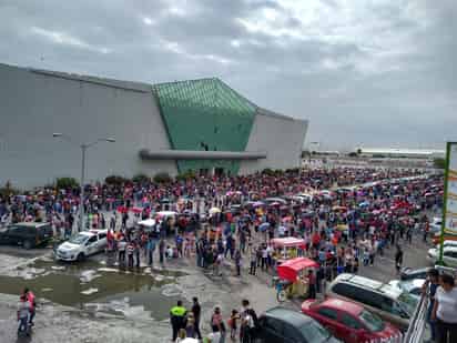 Enormes filas de personas, desorden y enfrentamientos verbales fue lo que se pudo observar ayer en el primer día de la vacunación contra la COVID-19 para niños y niñas de Gómez Palacio. (FERNANDO COMPEÁN)