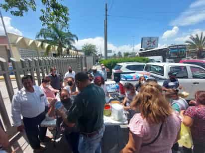 Cientos atienden el llamado que hiciera el párroco del Divino Niño para hacer entrega de apoyo en instituciones de salud. (EL SIGLO DE TORREÓN)