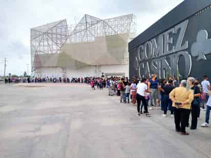 Mientras personas esperaban en la fila común para ingresar a la Expo Feria, en la parte trasera había una hilera preferencial en la que se observaron a servidores públicos municipales y estatales.