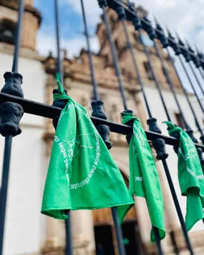 Un grupo feminista colocó pañuelos verdes en la Catedral.