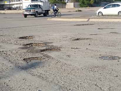 Luego de las lluvias aparecen los baches en diversas calles y bulevares de Torreón. (EL SIGLO DE TORREÓN)