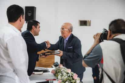 Reconocimiento del Foro de Abogados Sampetrinos A. C. por su destacada carrera como abogado y fundador al Licenciado José Francisco Gómez Flores por parte del presidente municipal el Licenciado David Ruiz Mejía, Licenciada María Fernanda Ávila González presidenta de dicha asociación y del Licenciado Carlos de Lara Mcgrath Magistrado presidente de la Sala Regional (CORTESÍA)