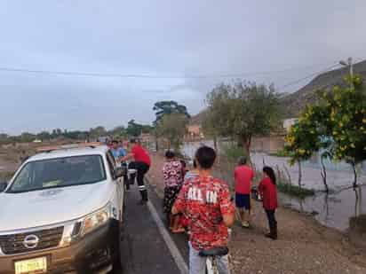 El pasado viernes se registró una tromba en los ejidos Santa Eulalia y Tacubaya, sin embargo, gracias a la intervención de distintas autoridades, la situación ya se normalizó. (EL SIGLO DE TORREÓN)