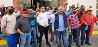 Maestros se plantaron ayer en la Casa de Gobierno para exigir al Estado el pago de sus bonos.