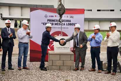 Autoridades municipales, estatales y académicas participaron ayer en la ceremonia de arranque. (EL SIGLO DE TORREÓN)