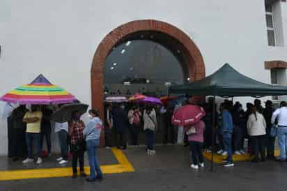 Bajo la lluvia, maestros de la sección 44 tomaron ayer la Casa de Gobierno de Gómez Palacio. (EL SIGLO DE TORREÓN)
