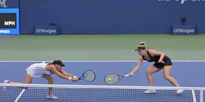 Giuliana Olmos (i) y Gabriela Dabrowski cayeron 3-6, 7-6, 3-6 ante Katerina Siniakova y Barbora Krejcikova en los cuartos de final del Abierto de Estados Unidos. (CORTESÍA)