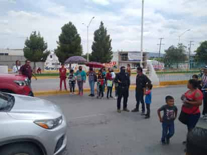 Las personas enfurecidas gritaban '¡Queremos vacuna, queremos vacuna!', mientras al fondo se escuchaba el sonido del claxon de los automovilistas. (Foto: ANGÉLICA SANDOVAL / EL SIGLO DE TORREÓN)