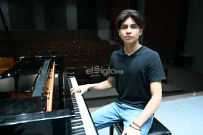 En marzo pasado, Elías Manzo fue premiado en Inglaterra durante el London Classical Music Competition (LCMC) (FOTO: VERÓNICA RIVERA)