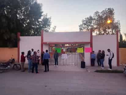 Desde muy temprano comenzaron con el paro de labores en la secundaria general de Tlahualilo. (EL SIGLO DE TORREÓN)