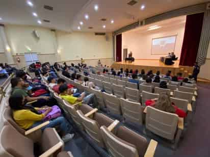 La charla se realizó en el auditorio de la Facultad de Contaduría y Administración de la UAdeC, Unidad Torreón. (EL SIGLO DE TORREÓN)