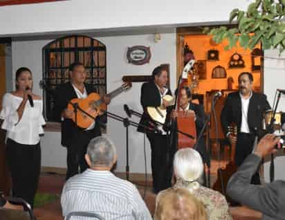 En esta ocasión la Noche de las Estrellas se realizó en una casa que se encuentra frente a la Infoteca Municipal. (EL SIGLO DE TORREÓN)