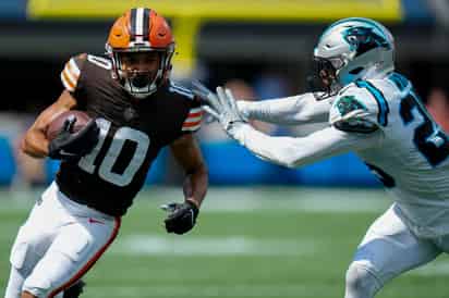 El wide receiver de los Browns de Cleveland Anthony Schwartz busca eludir la tacleada del safety de los Panthers de Carolina, Xavier Woods, en la segunda mitad del partido del domingo 11 de septiembre de 2022, en Charlotte, Carolina del Norte. (AP Foto/Rusty Jones)


