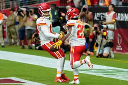 El quarterback de los Chiefs de Kansas City, Patrick Mahomes, a la izquierda, celebra después de que el running back Clyde Edwards-Helaire (25) anotó un touchdown en la primera mitad del partido ante los Cardinals de Arizona, el domingo 11 de septiembre de 2022, en Glendale, Arizona. (AP Foto/Ross D. Franklin)


