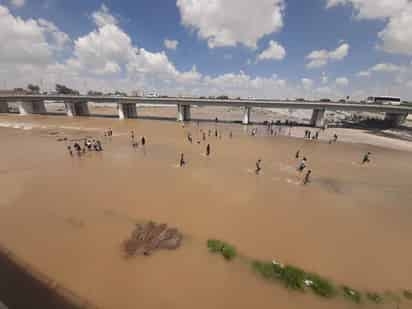 La gente no atendió recomendaciones y comenzó a introducirse al río Nazas bajo el Puente Plateado.