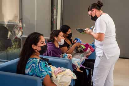 Es necesario que madres y padres de familia acudan con la Cartilla Nacional de Salud. (EL SIGLO DE TORREÓN)