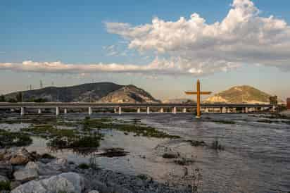 Estiman autoridades de Torreón que el agua del Nazas deje de correr por la zona urbana a partir de mañana miércoles. (ÉRICK SOTOMAYOR)