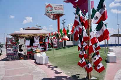 Este año se ha incrementado considerablemente la venta de mercancía alusiva a las Fiestas Patrias, los laguneros buscan festejar. (EL SIGLO DE TORREÓN)