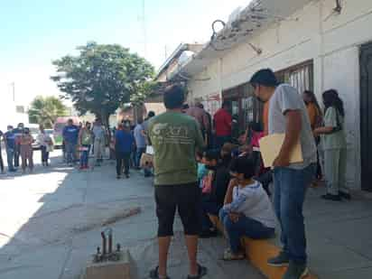 Desde muy temprano la gente acude al módulo para hacer fila. (EL SIGLO DE TORREÓN)