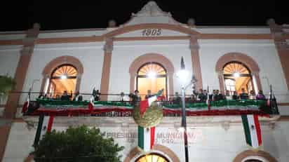 El Palacio Municipal de Lerdo se iluminó con colores patrióticos para celebrar el 212 aniversario de la Independencia de México.