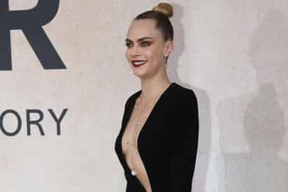 Amigos de Cara Delevingne están desesperados por llevar a la modelo a rehabilitación, reporta TMZ