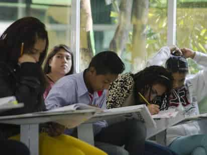 La región atraviesa por una crisis económica que no ha resuelto las necesidades de los jóvenes que han egresado de las universidades. (EL SIGLO DE TORREÓN)