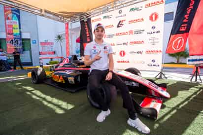 El juvenil piloto no ocultó su emoción al finalmente, tener en su tierra el monoplaza en el que compite (EL SIGLO DE TORREÓN/ERICK SOTOMAYOR)