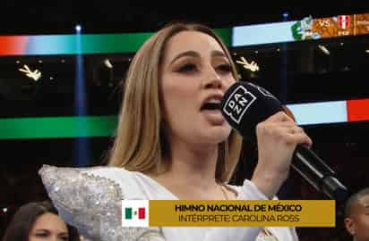 Carolina Ross es aclamada por su interpretación del Himno Nacional en pelea de 'Canelo'