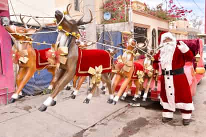 Por más de dos décadas, don Jesús se disfrazó de Santa Claus para regalar sonrisas y alegría a cientos de niños laguneros. (EL SIGLO DE TORREÓN)