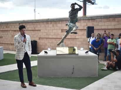 El lagunero Oribe 'Cepillo' Peralta da unas palabras tras la develación de su estatua. (FOTOS: RAMÓN SOTOMAYOR)