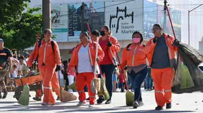 Contingente de 'La Ola' recibió numerosos aplausos durante el propio desfile por la Independencia. (EL SIGLO DE TORREÓN)