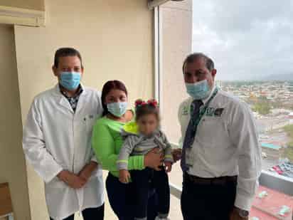 La pequeña María nació con un tumor en el ojo izquierdo y una vez retirado requirió un trasplante de córnea, informó ayer el IMSS.