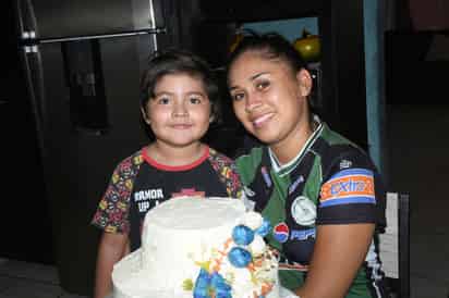 El apoyo de familiares, amigos y hasta desconocidos ha sido una pieza importante en su vida y en la de su hijo.