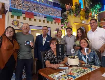 Gabi Jacquez, John Francis, Gerardo Durán, Leti Rivera, Alejandro Rodríguez,
Jacquelin Villarreal, Antonio Ortíz, Tere Gutiérrez y María Eugenia
de Godoy.