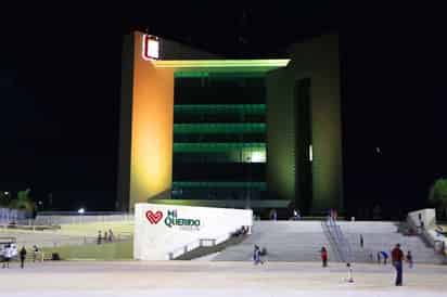 Con la iluminación en amarillo, buscan crear conciencia y sumar esfuerzos por los niños que sufren esta enfermedad. (EL SIGLO DE TORREÓN)