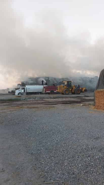 El fuego comenzó en una de las naves que contienen alimento para ganado al interior del establo. (EL SIGLO DE TORREÓN)