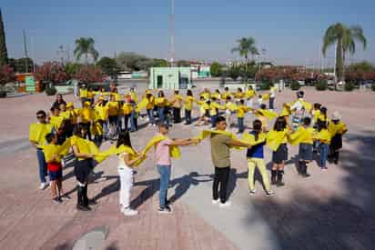 En la formación del lazo humano participaron integrantes de la asociación civil y las familias. (EL SIGLO DE TORREÓN)