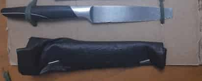 Al detenido le encontraron en la bolsa trasera del pantalón un cuchillo de 25 centímetros aproximadamente.