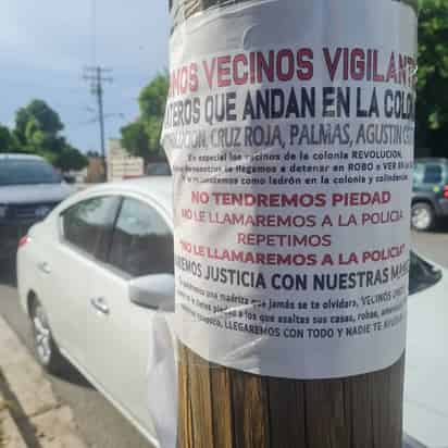 Vecinos vigilantes colocaron mensajes de advertencia en contra de los ladrones.