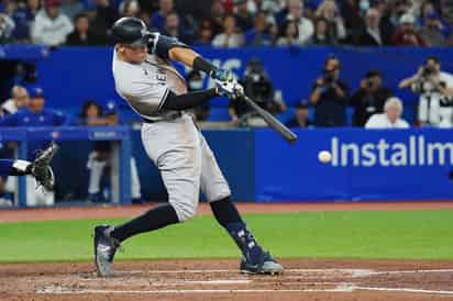 Aaron Judge conectó un jonrón de dos carreras en la séptima entrada para por fin llegar a 61 e igualar el récord de la Liga Americana.